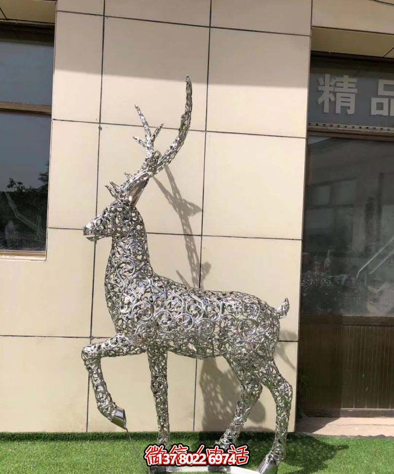 不銹鋼梅花鹿雕塑，走出別墅的美