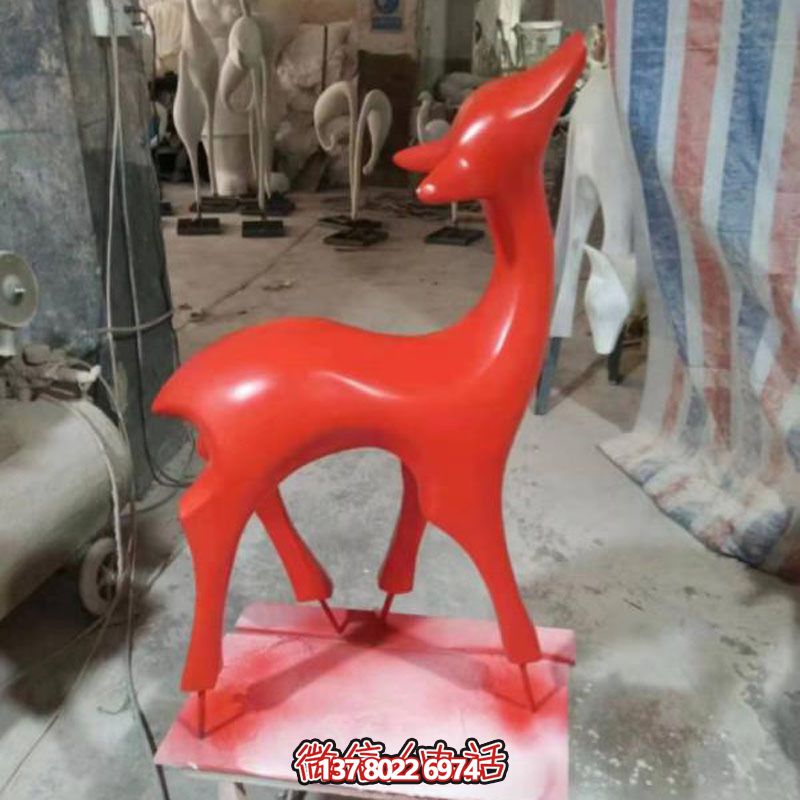 玻璃鋼制紅色梅花鹿雕塑，裝點(diǎn)別墅小區(qū)精致美觀