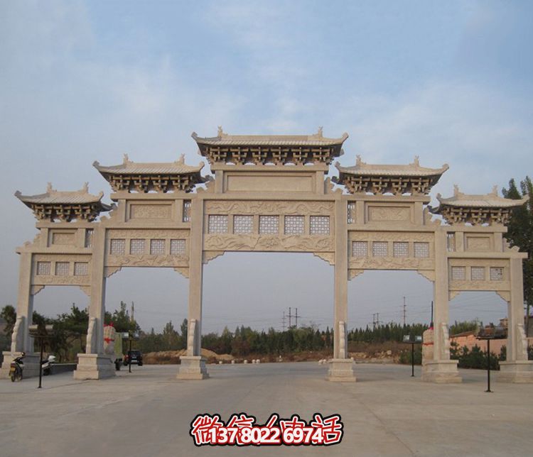 精美大型鏤空牌樓石雕，為公園廣場(chǎng)增添美麗色彩