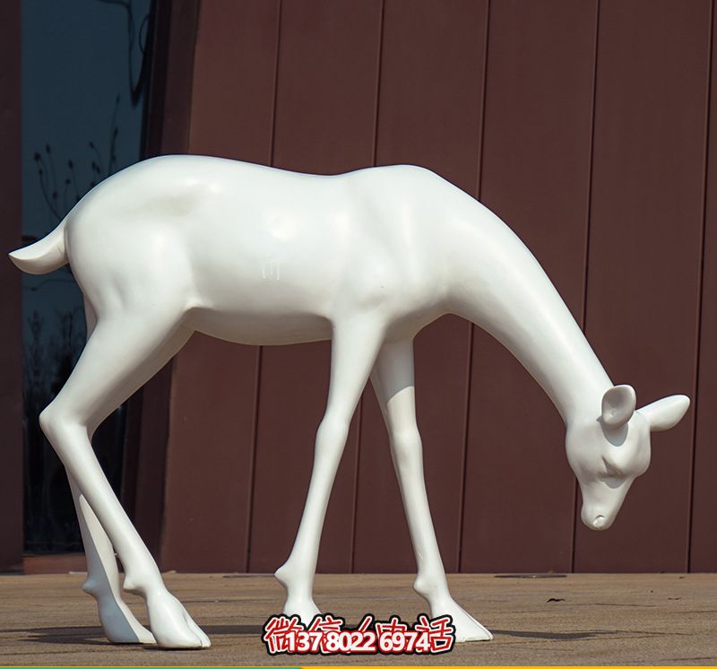 創(chuàng)意景觀酒店，低頭行走，讓鹿雕塑與您相伴