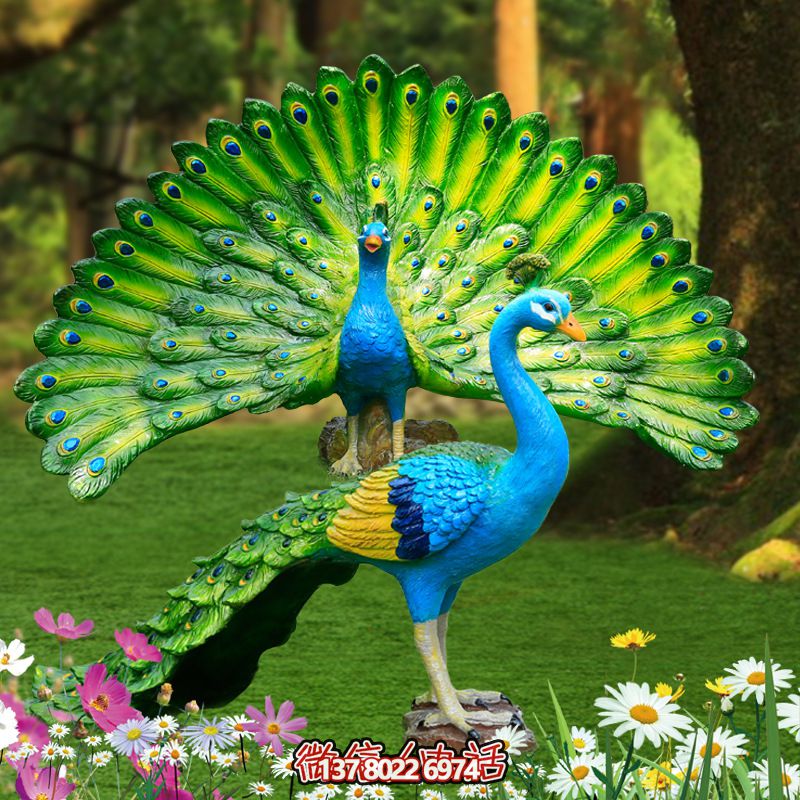 玻璃鋼彩繪孔雀雕塑，為公園草地增添靈動(dòng)之美