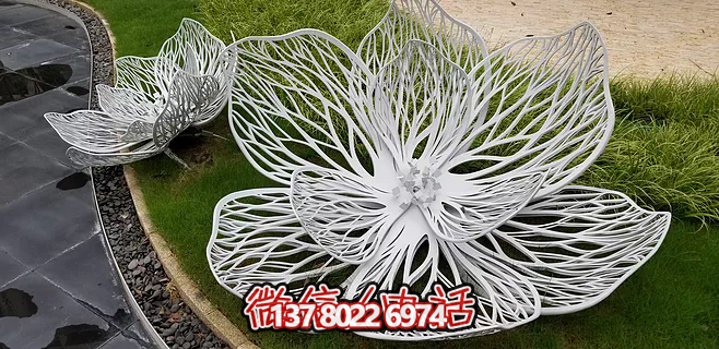 不銹鋼蓮花雕塑，鐵藝裝點戶外廣場