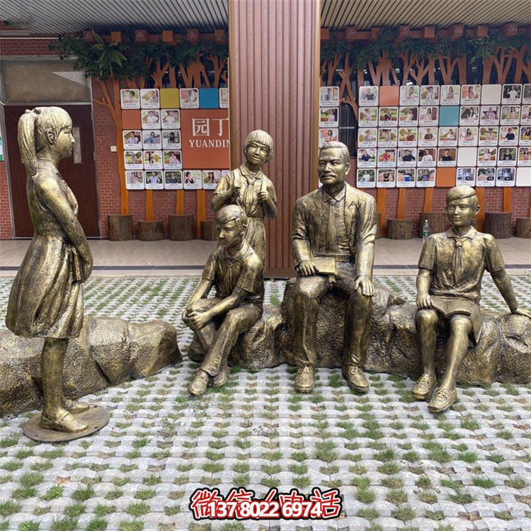 仿銅人物雕塑，裝點(diǎn)步行街情景