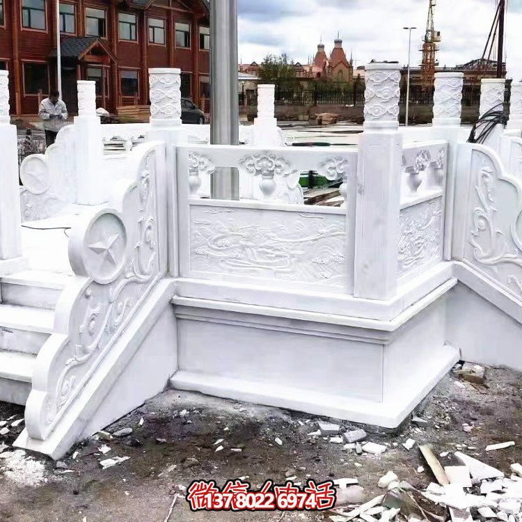 漢白玉升旗臺，做工精美，安全防護欄桿