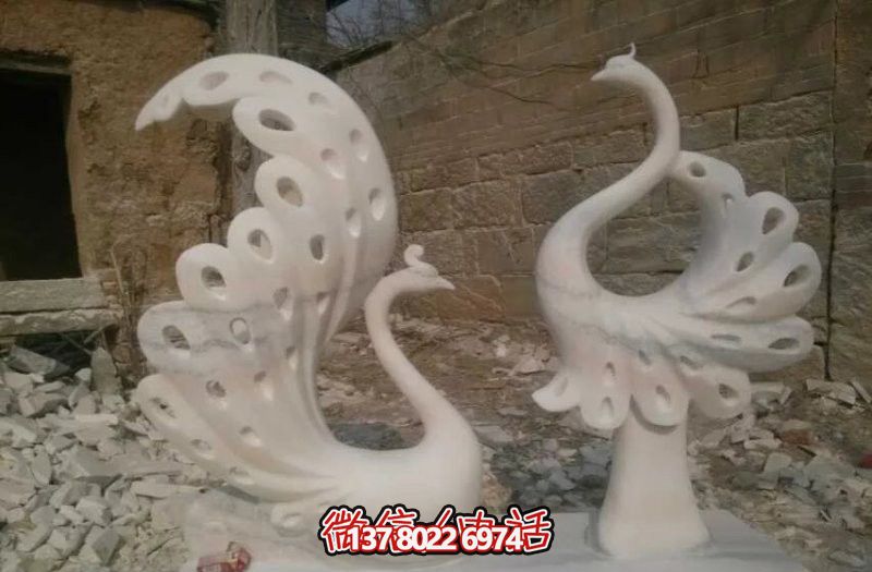 不銹鋼鏤空孔雀雕塑，點(diǎn)綴公園湖邊