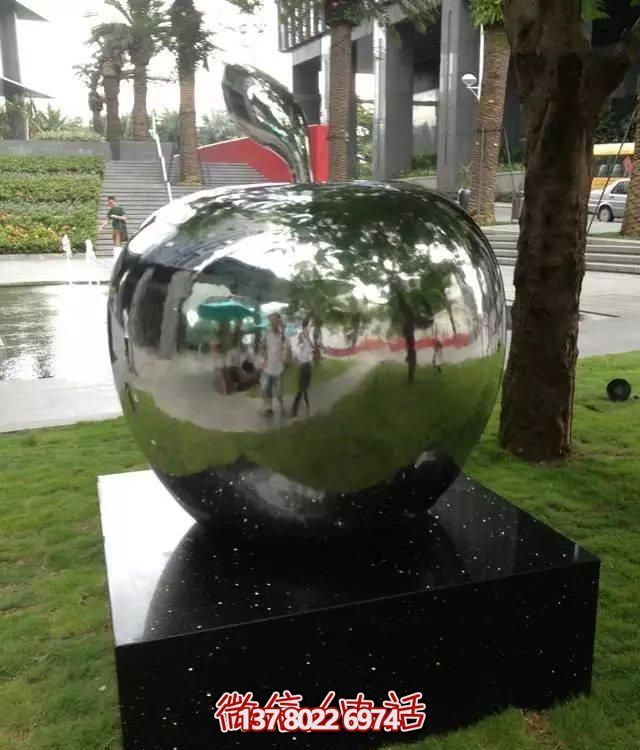 不銹鋼蘋果雕塑擺件，讓你的戶外空間更有創(chuàng)意！