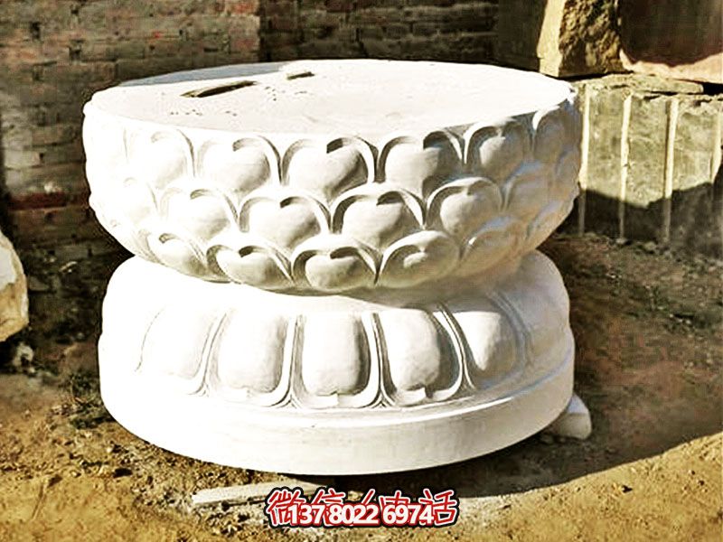 漢白玉制須彌座佛像，以精美圓形飾就古樸寺院