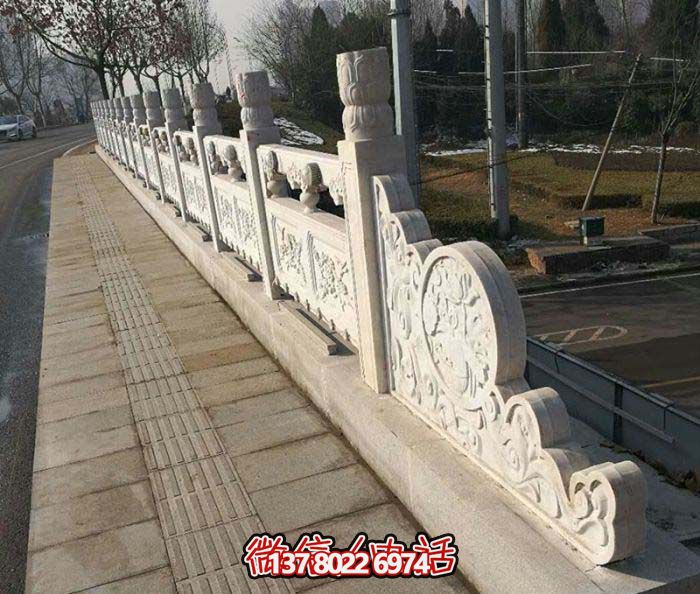 現(xiàn)代城市綠化防護(hù)欄桿，融入自然元素的花崗巖石雕