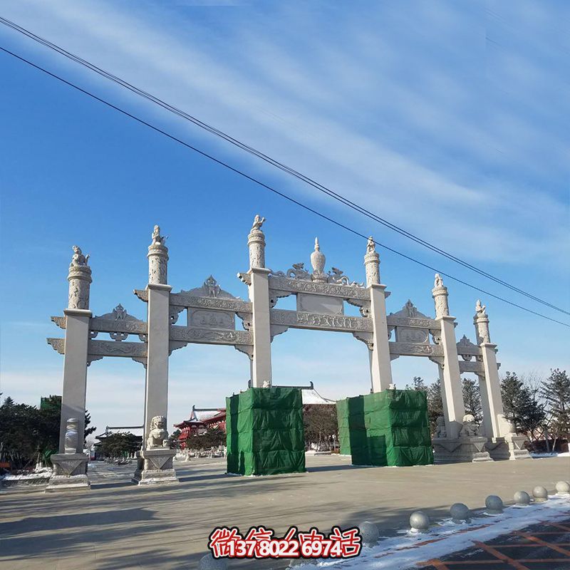 新款漢白玉牌坊，美觀而古樸的石六柱，為寺院和景區(qū)增添靈氣