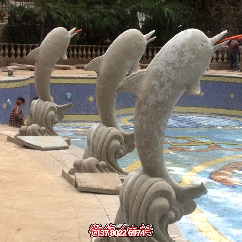 海邊的精美石雕雕塑，讓海豚伴你一起享受美食