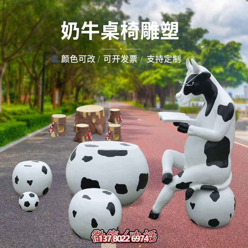 玻璃鋼雕塑牛只著看書(shū)桌椅，林中戶外休閑體驗(yàn)