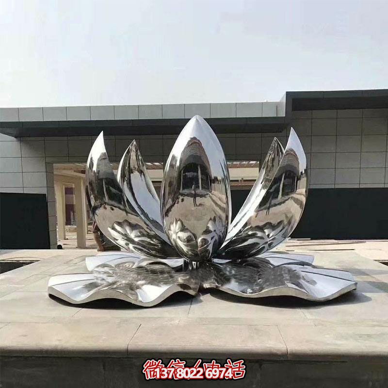 大型不銹鋼蓮花雕塑，鏡面反射景觀