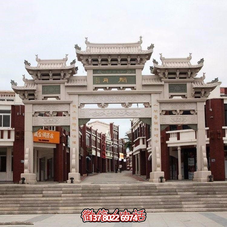精美中式三門牌坊，裝飾大理街道