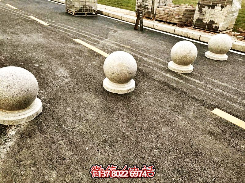 球形路障，為小學(xué)路邊擺放的安全隔離車