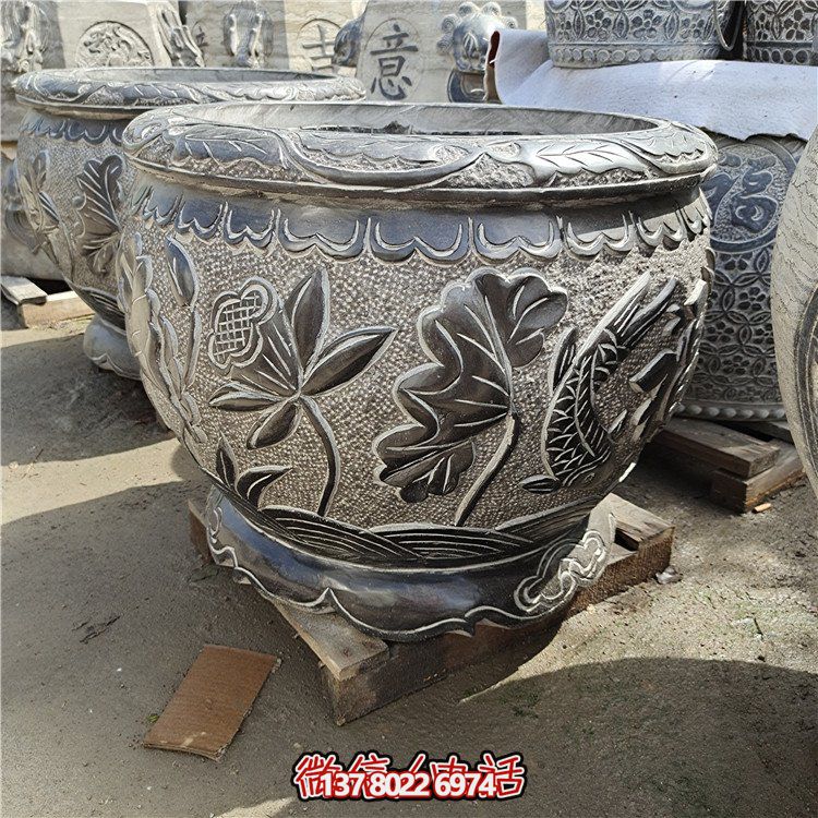 古建庭院蓄水缸，用青石點綴