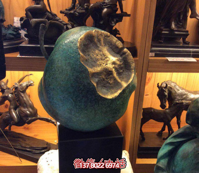 美麗寧靜，自然綠意——欣賞公園銅雕景觀，享受一口新鮮蘋果