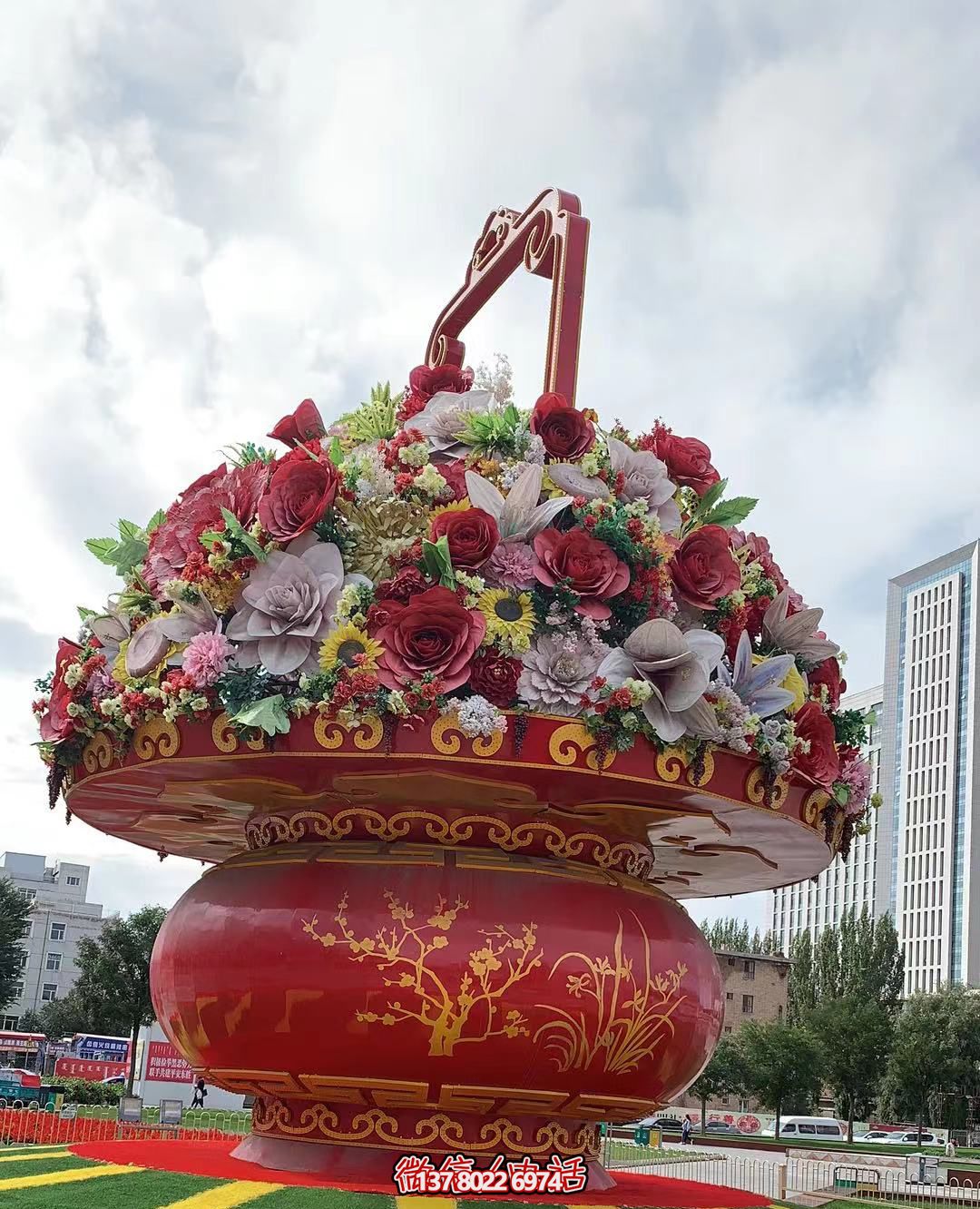 現(xiàn)代五彩花籃，給城市廣場帶來活力