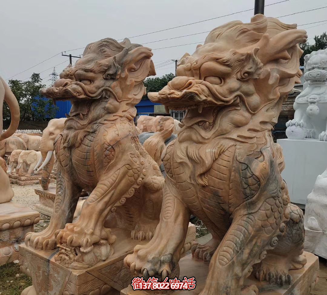 大型黃蠟石麒麟雕塑，點綴廣場景觀