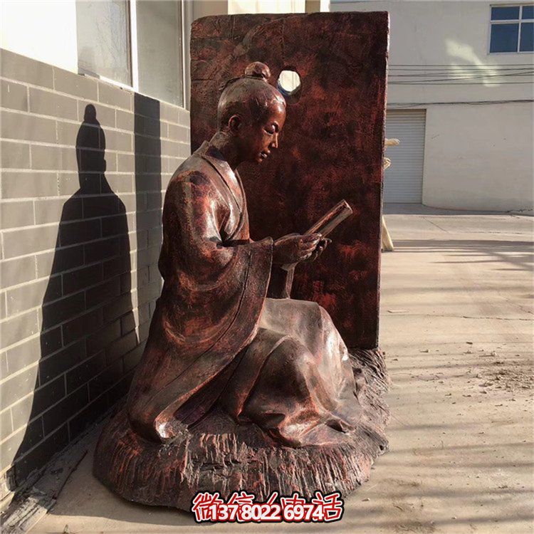 創(chuàng)意銅雕鑿人物看書借光雕塑，點亮景區(qū)美好氛圍