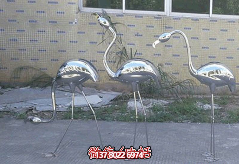 不銹鋼火烈鳥雕塑，完美擺放于室內(nèi)外庭院