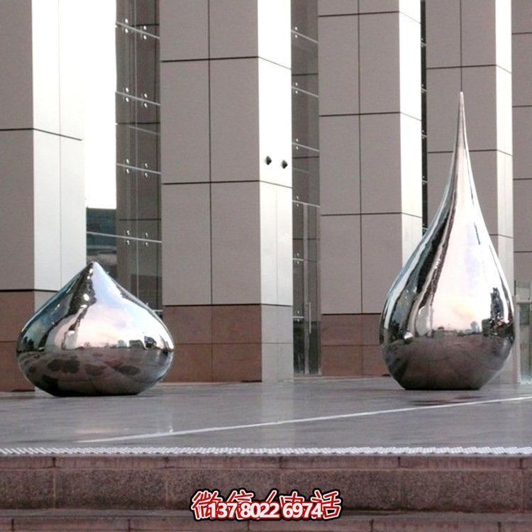 大型不銹鋼水滴異形鏡面雕塑，為廣場(chǎng)增添亮麗風(fēng)景
