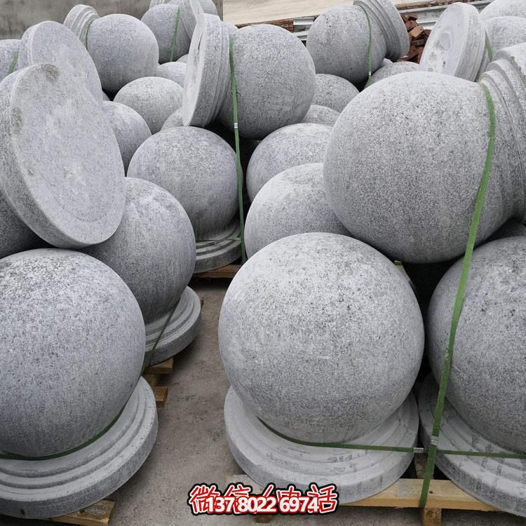 精美石雕車阻，點(diǎn)綴公園美景