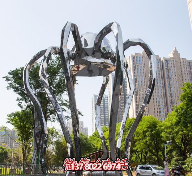 不銹鋼長(zhǎng)腿螃蟹雕塑，為公園增添創(chuàng)意裝飾