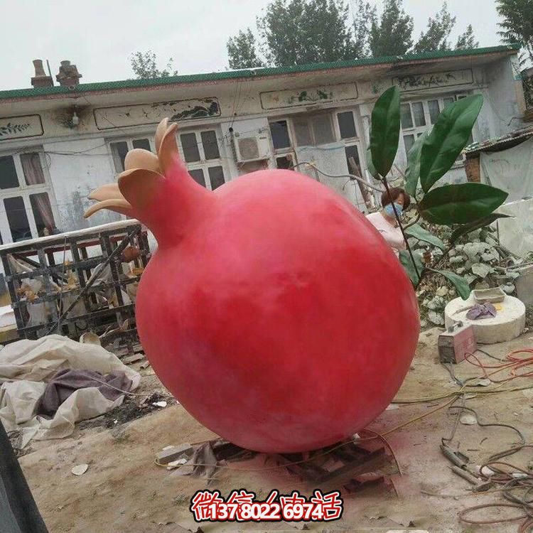 玻璃鋼仿真石榴雕塑，營(yíng)造公園景區(qū)綠色休閑氛圍