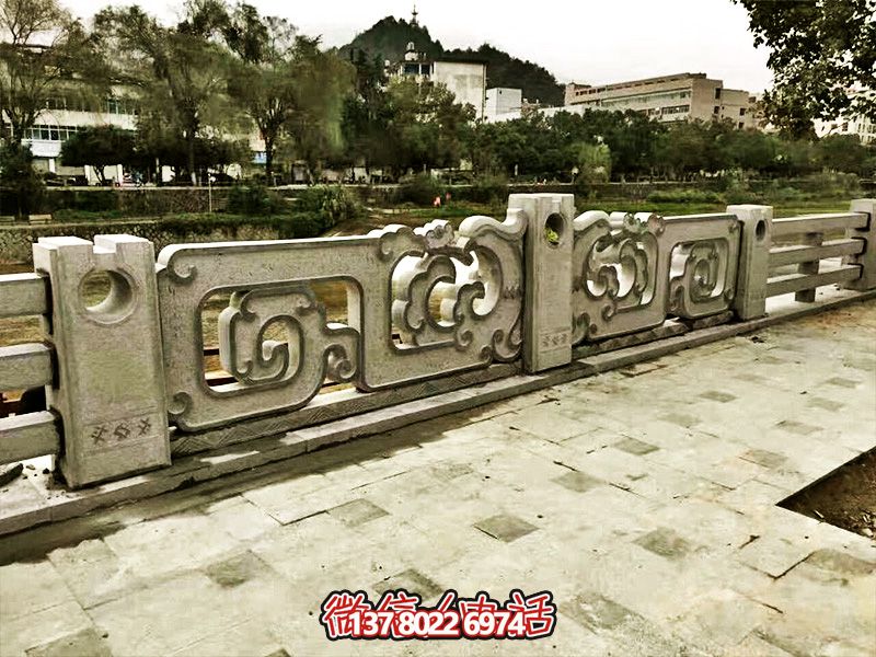 大理石石欄桿鏤空雕塑，讓湖邊的裝飾更加完美