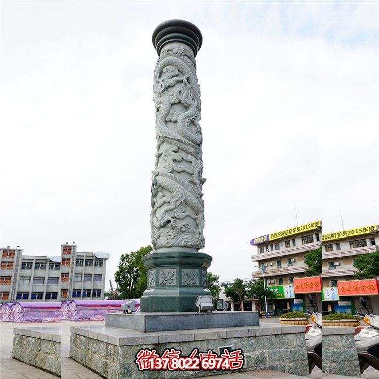 大理石浮雕龍柱，點綴校園廣場