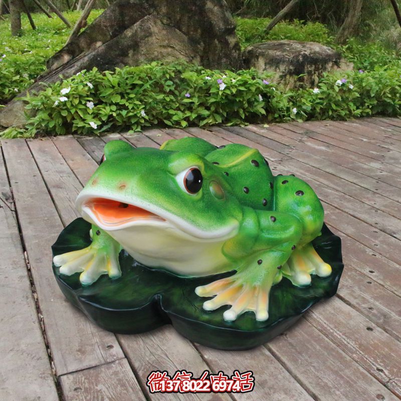 創(chuàng)意玻璃鋼青蛙雕塑，為廣場(chǎng)增添活力