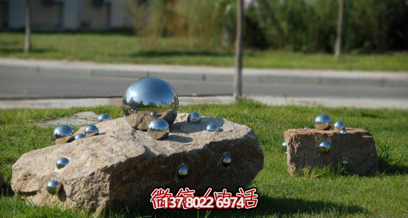 雕塑般的不銹鋼球體，帶給您不一樣的公園創(chuàng)意
