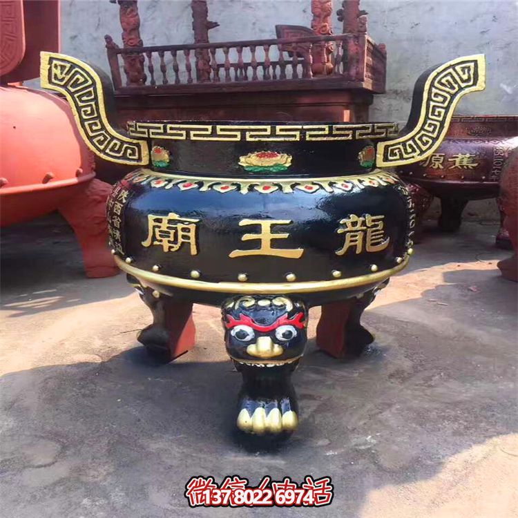 精美彩繪金漆圓形香爐，為寺廟添彩