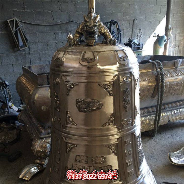 精美銅鐘雕塑，欣賞大型浮雕景觀