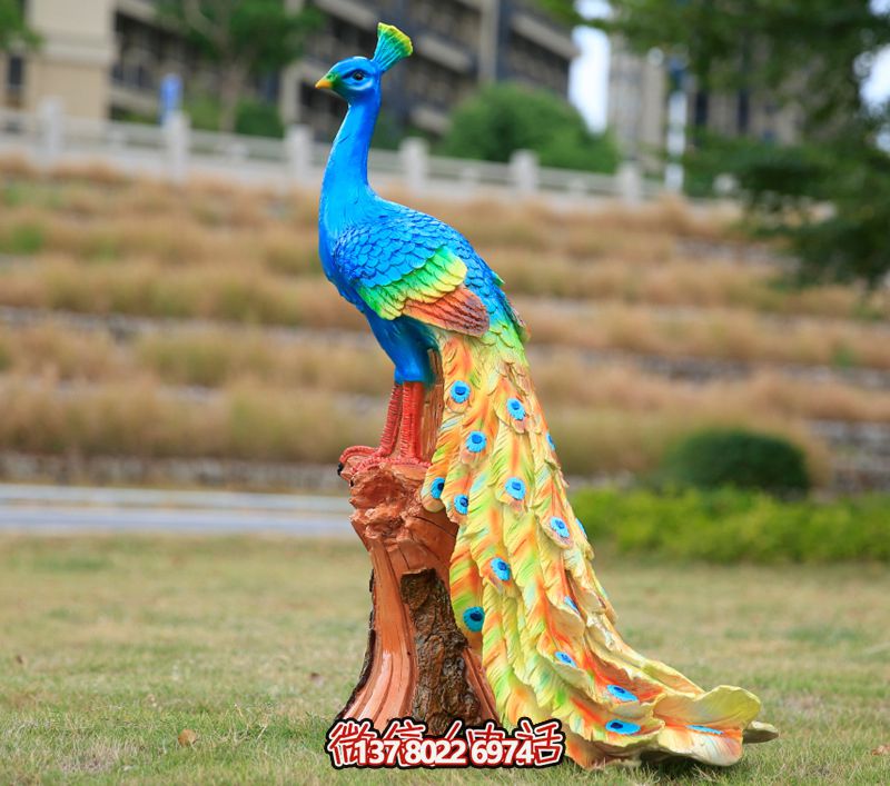 玻璃鋼孔雀雕塑，點(diǎn)綴公園草坪