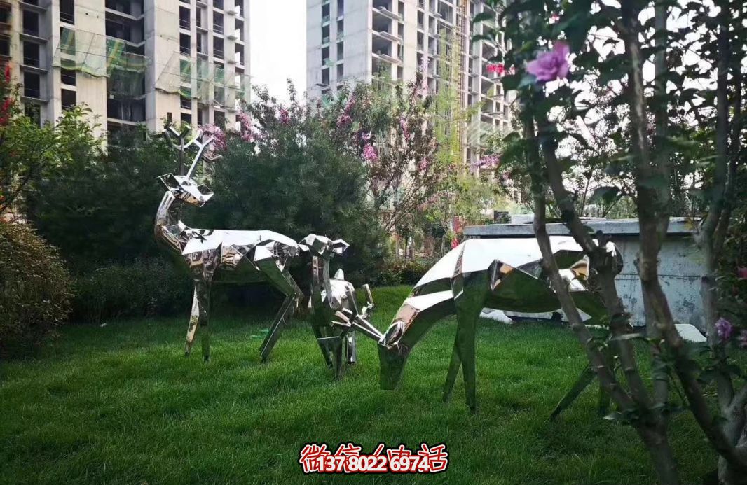不銹鋼梅花鹿雕塑，讓公園草坪更美麗