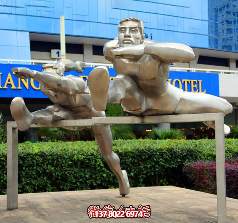 高科技不銹鋼跨欄雕塑裝置，傳承體育運動主題人物