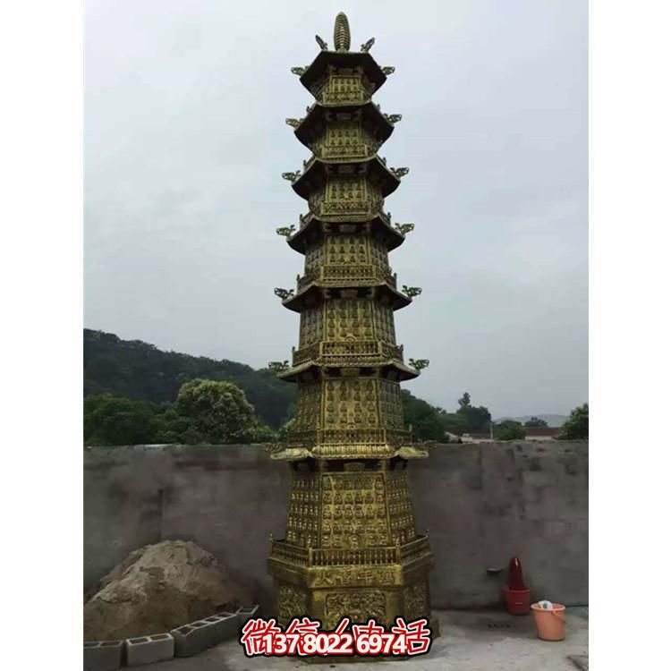 欣賞傳統(tǒng)文化，體驗多層銅雕香爐的大型景區(qū)