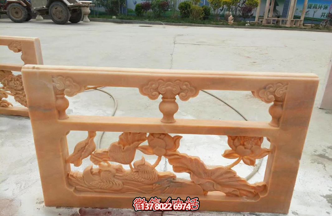 紅色浮雕護欄，點綴陽臺庭院裝飾