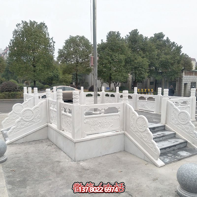 升旗臺石雕——精雕細(xì)琢，點綴校園風(fēng)采