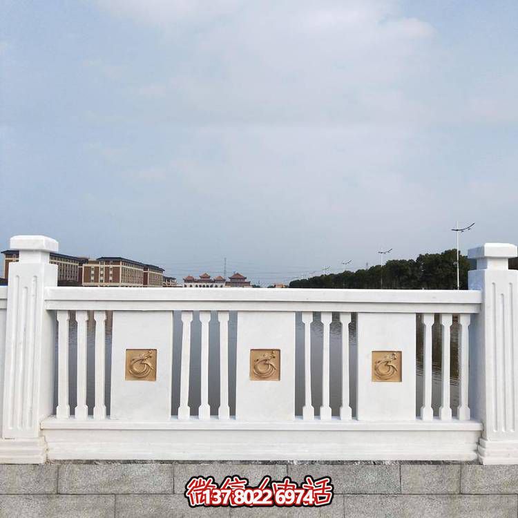 “羅馬柱式漢白玉歐式欄桿，為河道邊裝飾和防護”