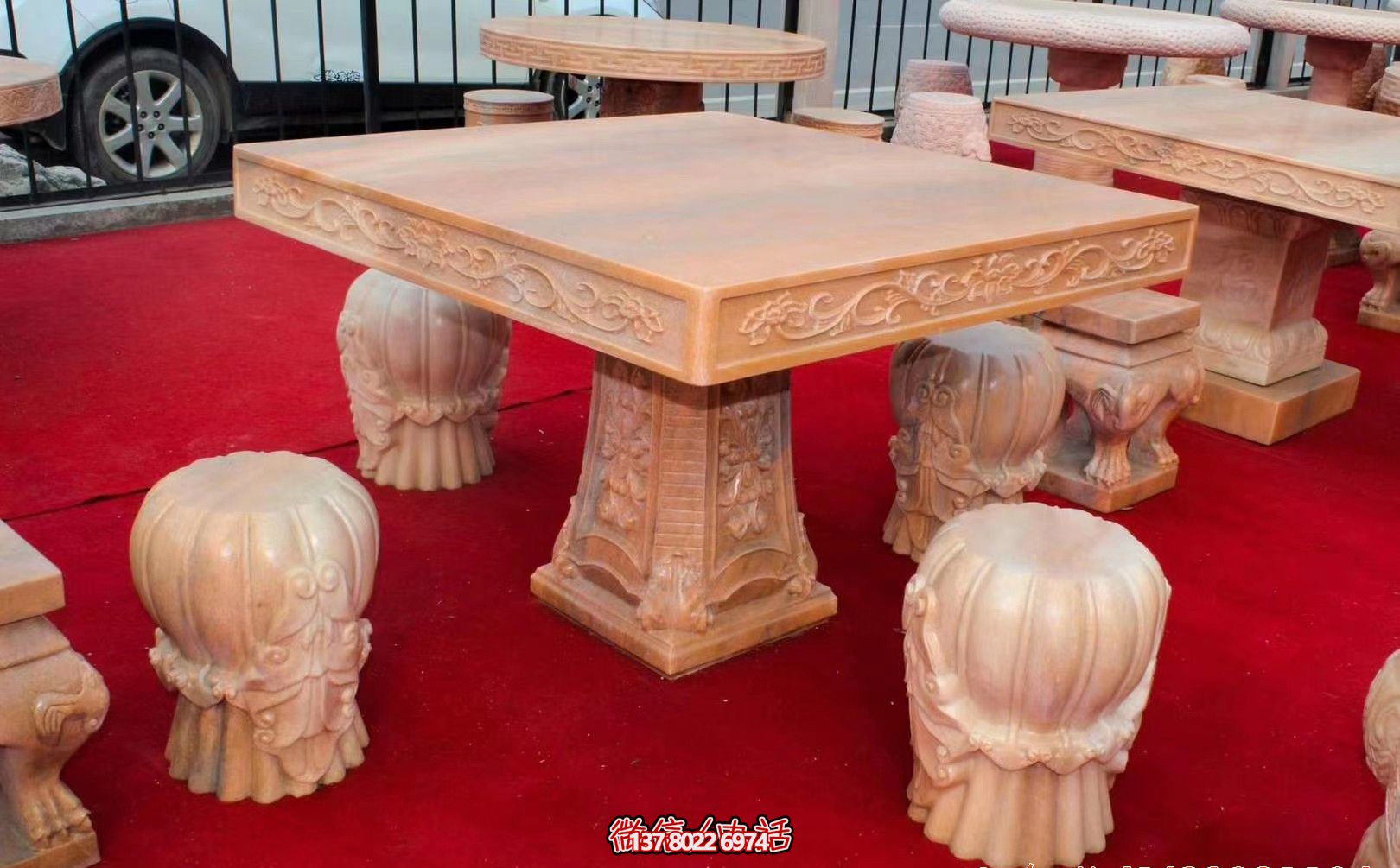 紅色方形石桌凳，欣賞晚霞雕塑，點(diǎn)亮花園廣場