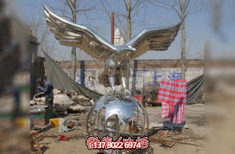 休息時(shí)刻，欣賞不銹鋼老鷹雕塑