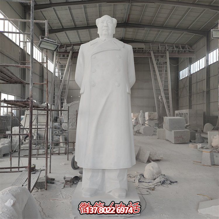 毛澤東雕像，點亮校園廣場