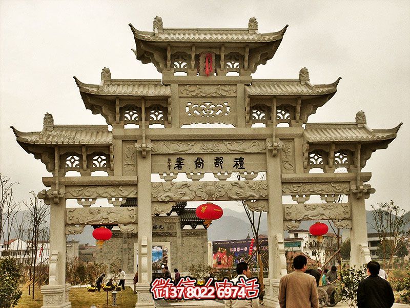 鏤空三門(mén)牌坊，點(diǎn)綴城市廣場(chǎng)