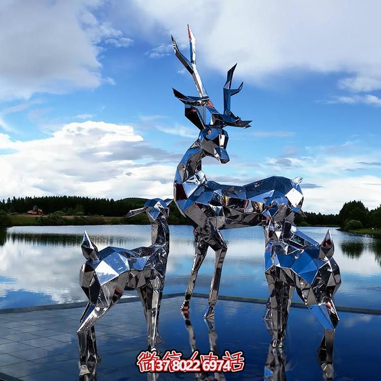 高聳入云的不銹鋼精美幾何雕塑，將公園景觀提升一個新境界