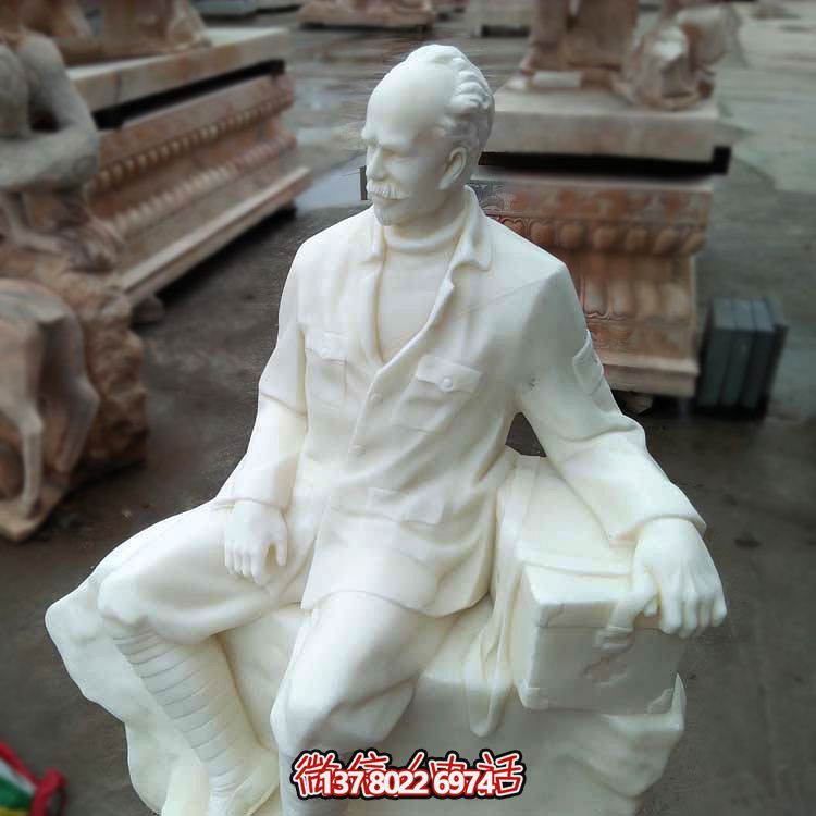 以白求恩精神為原型，漢白玉雕刻的護士坐姿雕塑