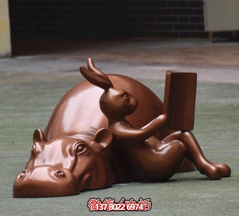 玻璃創(chuàng)意海馬雕塑，擺放于場內(nèi)，點綴你的生活