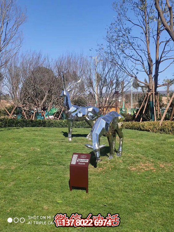 不銹鋼塊面鹿，抬頭鹿，低頭吃草的梅花鹿