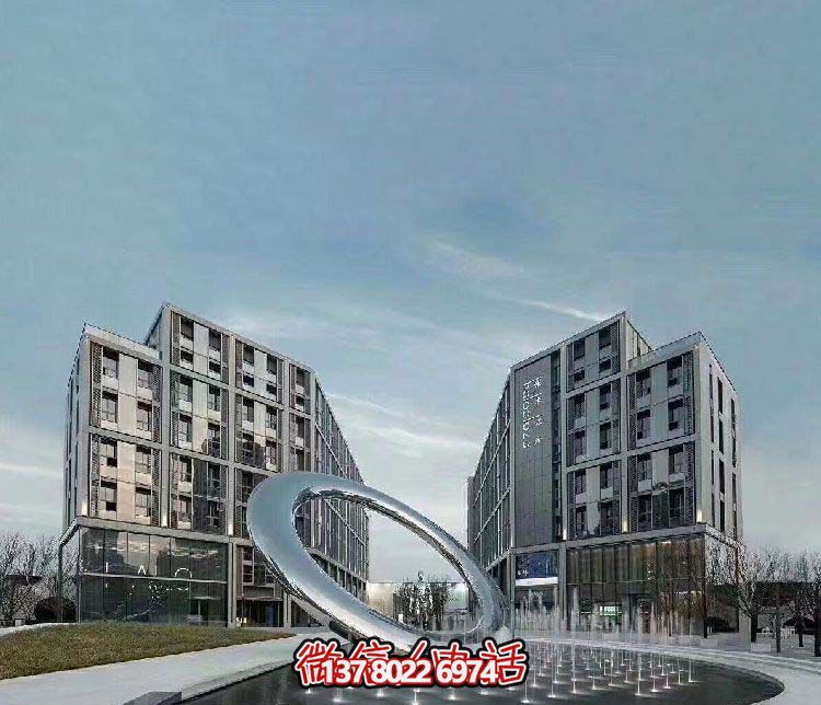 廣場(chǎng)創(chuàng)意噴泉中的不銹鋼鏡面圓環(huán)雕塑 廣場(chǎng)創(chuàng)意噴泉中的不銹鋼鏡面圓環(huán)雕塑